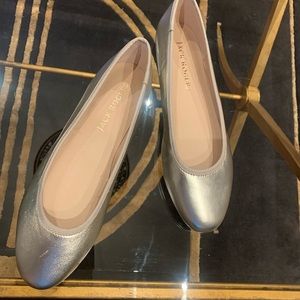 Jack Rogers NWB gold flats. Super chic, stylish, and extremely versatile!